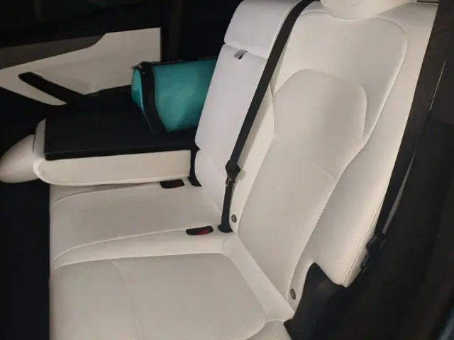 Tesla Model Y — Фото автомобиля 14