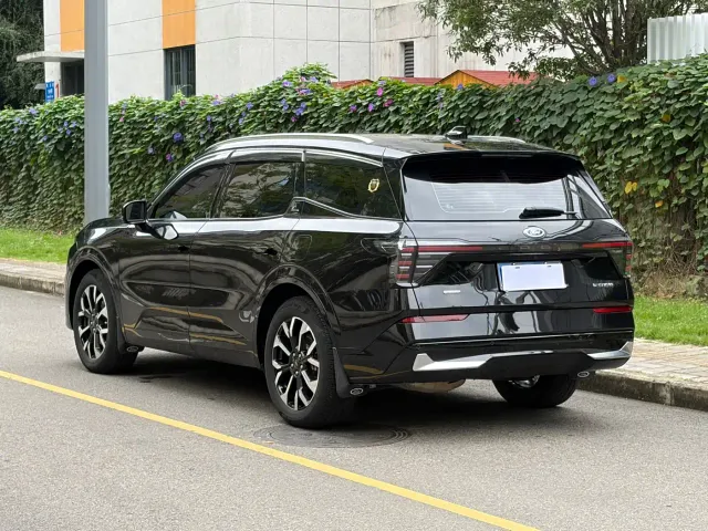 Ford Edge — Фото автомобиля 9