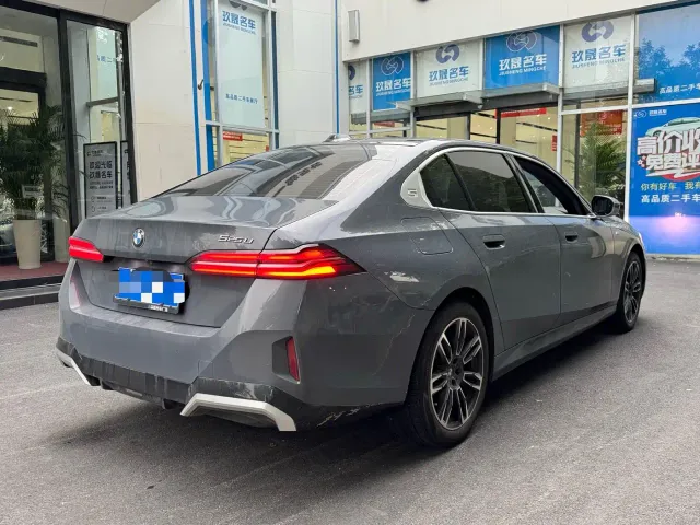 BMW 5 Series — Фото автомобиля 3