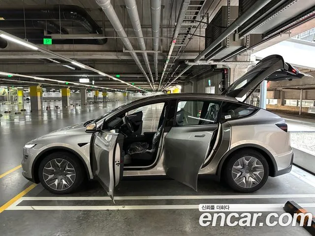 Tesla Model Y — Фото автомобиля 19