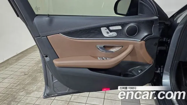 Mercedes-Benz E-Class — Фото автомобиля 15