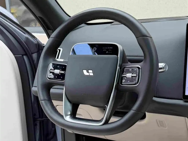 Li Auto L8 — Фото автомобиля 8