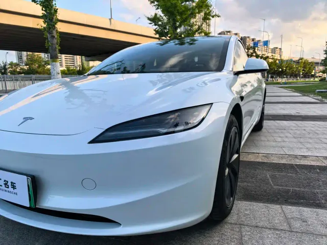 Tesla Model 3 — Фото автомобиля 4