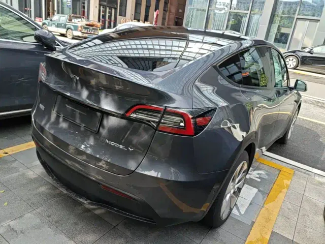 Tesla Model Y — Фото автомобиля 6