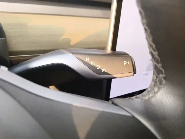 Tesla Model Y — Фото автомобиля 13