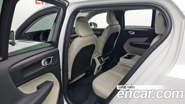 Volvo XC40 — Фото автомобиля 16