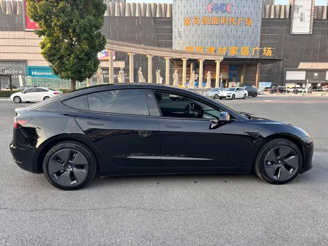 Tesla Model 3 — Фото автомобиля 12