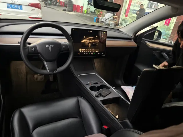 Tesla Model Y — Фото автомобиля 4