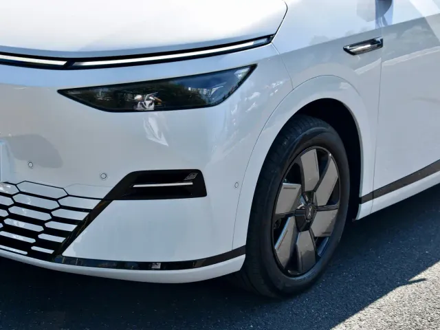 Xpeng X9 — Фото автомобиля 6