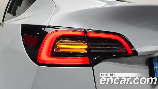 Tesla Model Y — Фото автомобиля 23