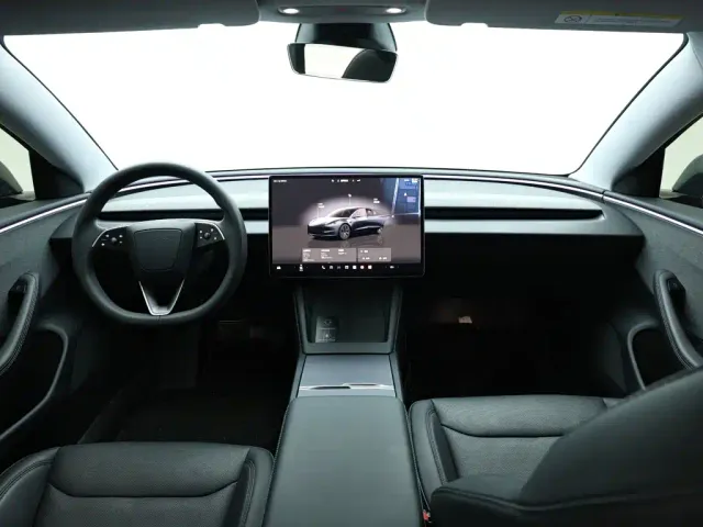 Tesla Model 3 — Фото автомобиля 13