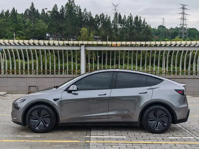 Tesla Model Y — Фото автомобиля 14