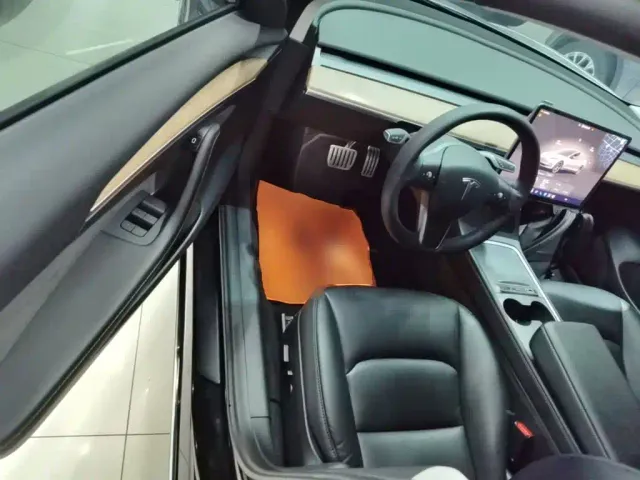 Tesla Model 3 — Фото автомобиля 15