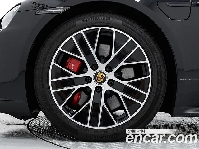 Porsche Taycan — Фото автомобиля 5