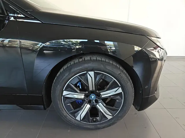 BMW iX — Фото автомобиля 4