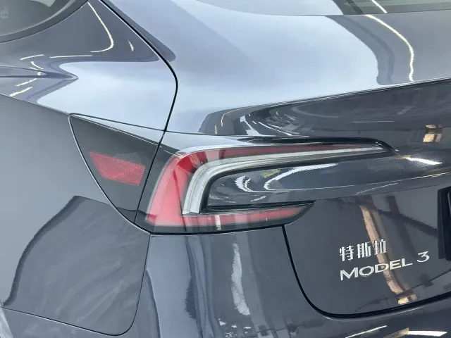Tesla Model 3 — Фото автомобиля 12