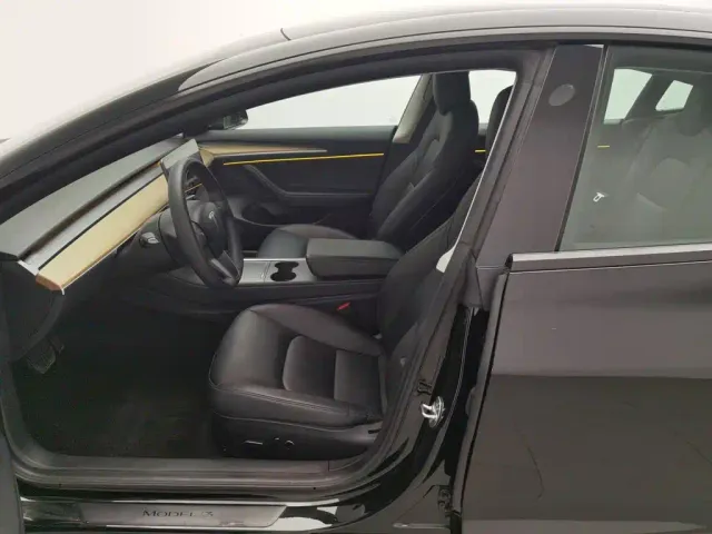 Tesla Model 3 — Фото автомобиля 10