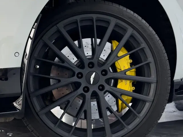 Aston Martin DBX — Фото автомобиля 8