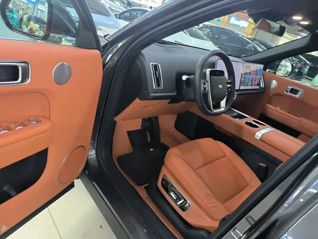 Li Auto L8 — Фото автомобиля 15