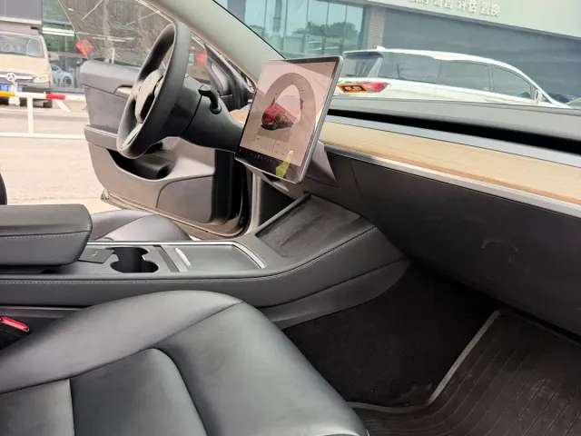 Tesla Model 3 — Фото автомобиля 6