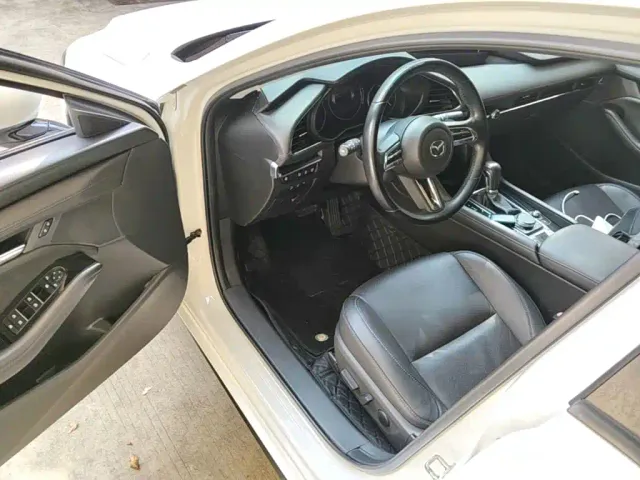 Mazda Axela — Фото автомобиля 15
