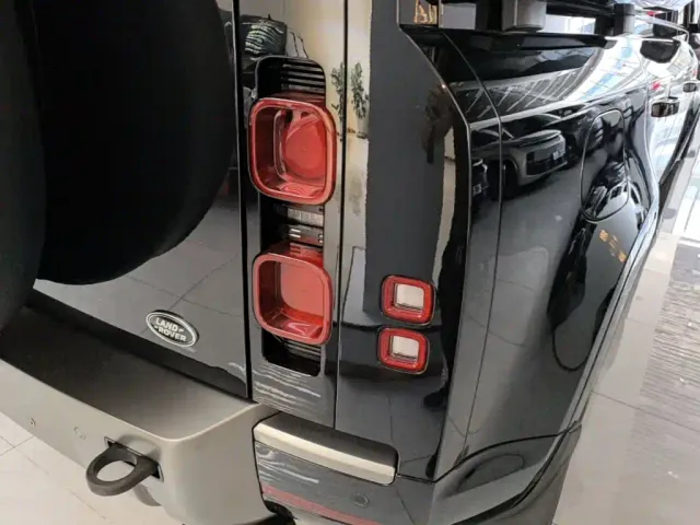Land Rover Defender — Фото автомобиля 7
