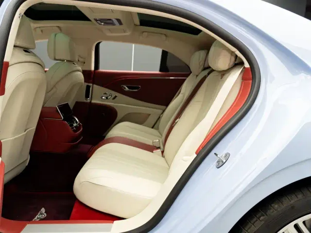 Bentley Flying Spur — Фото автомобиля 12