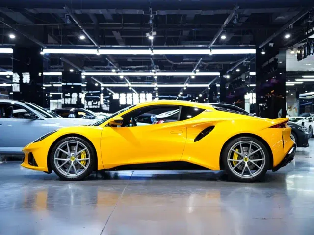 Lotus Emira — Фото автомобиля 4