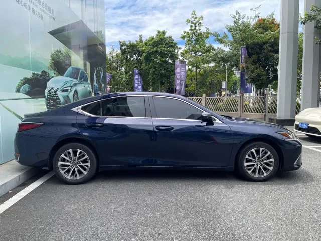 Lexus ES — Фото автомобиля 14