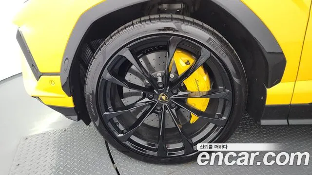 Lamborghini Urus — Фото автомобиля 4