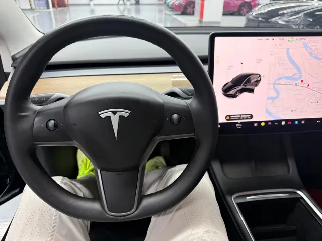 Tesla Model 3 — Фото автомобиля 5