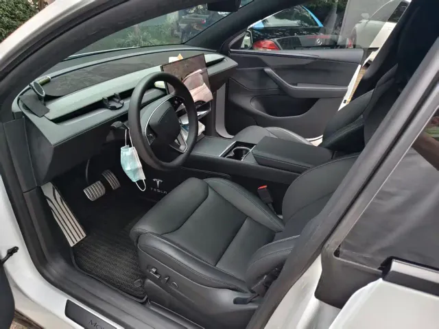 Tesla Model Y L — Фото автомобиля 8
