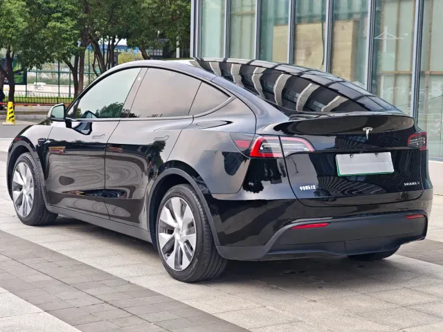 Tesla Model Y — Фото автомобиля 15