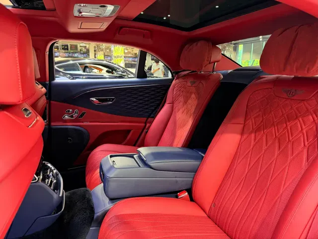 Bentley Flying Spur — Фото автомобиля 11