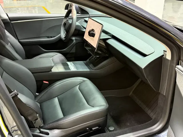 Tesla Model 3 — Фото автомобиля 12