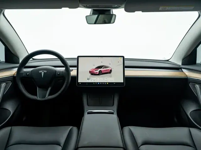 Tesla Model 3 — Фото автомобиля 20