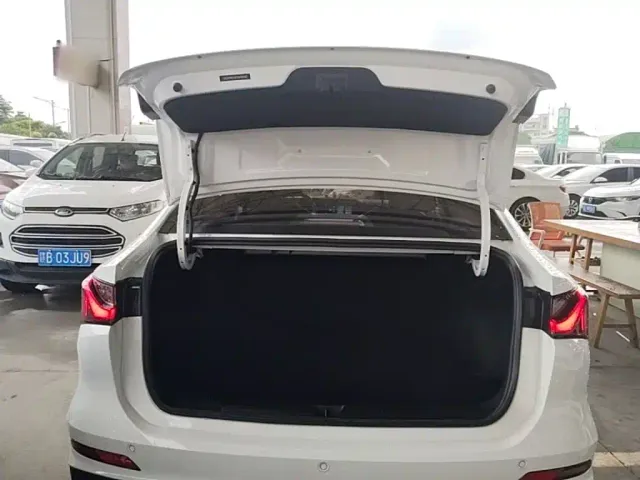 Roewe i5 — Фото автомобиля 14