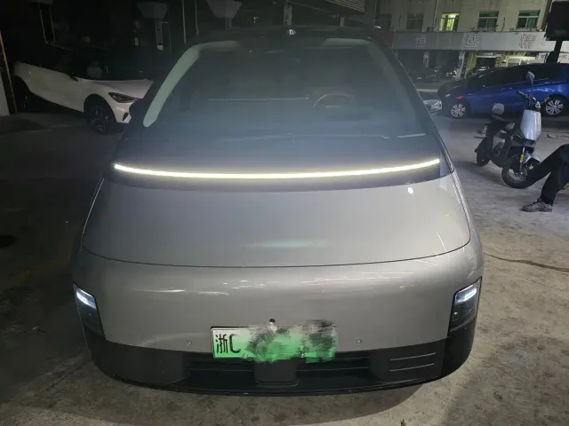Li Auto MEGA — Фото автомобиля 4