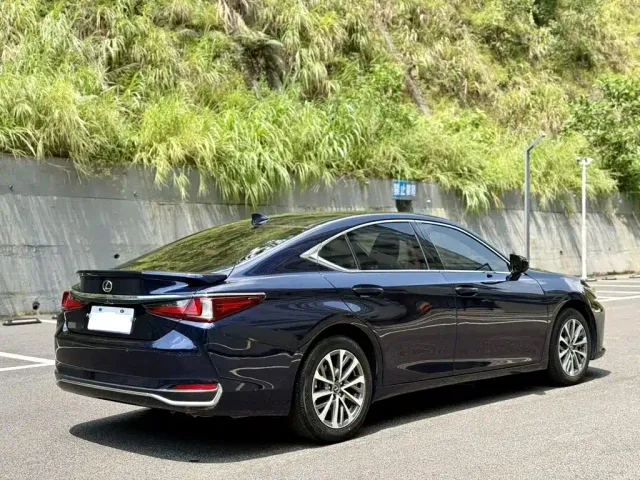 Lexus ES — Фото автомобиля 7