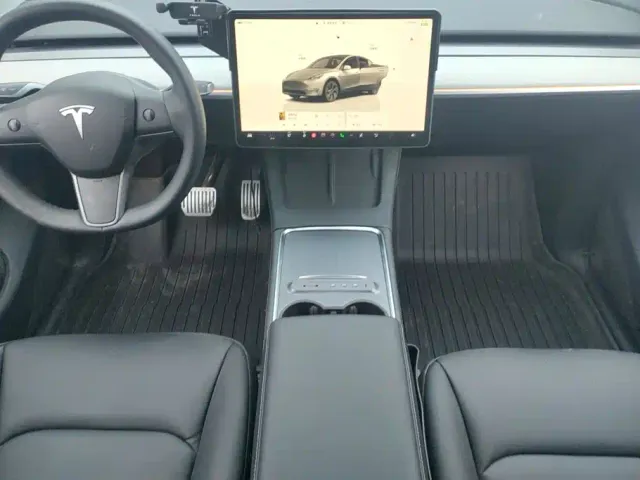 Tesla Model Y — Фото автомобиля 16