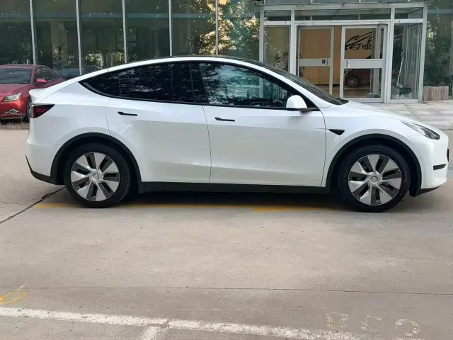 Tesla Model Y — Фото автомобиля 5
