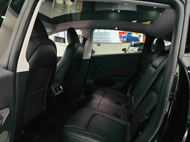 Tesla Model Y — Фото автомобиля 17