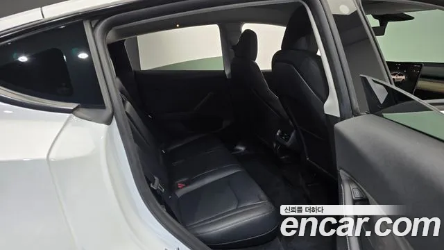 Tesla Model Y — Фото автомобиля 17
