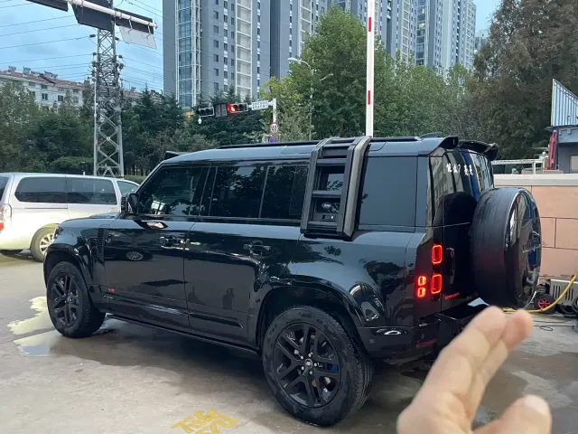 Land Rover Defender — Фото автомобиля 8