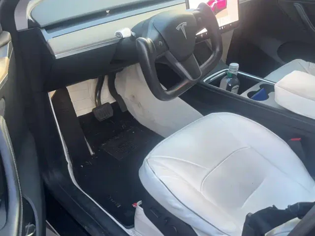 Tesla Model Y — Фото автомобиля 11