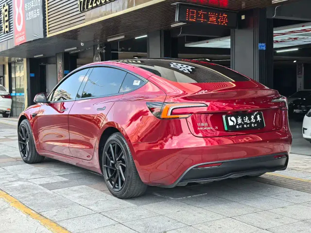 Tesla Model 3 — Фото автомобиля 6