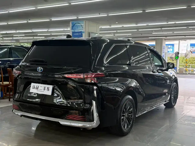 Toyota Sienna — Фото автомобиля 19