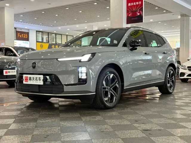 Фотография автомобиля — Volvo XC70 Plug-in Hybrid