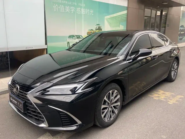 Фотография автомобиля — Lexus ES