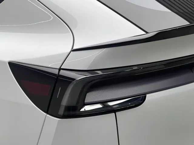 Tesla Model Y L — Фото автомобиля 20